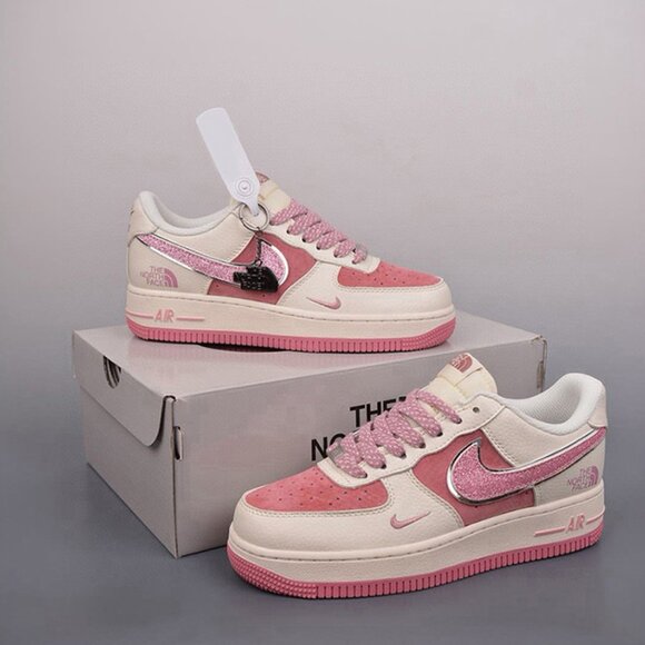 Nike Sb Dunk Low The North Face Pink - Picture 1 of 9